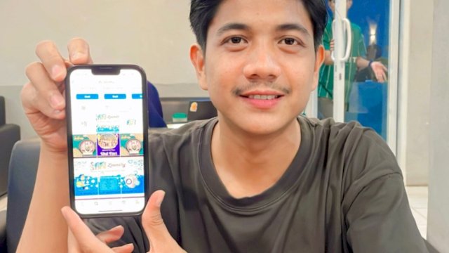 Asriandi Fandi saat memperlihatkan aplikasi digital yang digunakannya untuk promosi laundry. (Foto: Gita/HN)