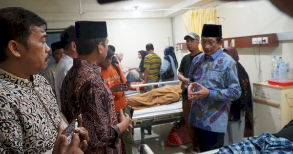 Menag Nasaruddin Umar Jenguk Korban Kebakaran DPRD Makassar, Tekankan Demokrasi Damai