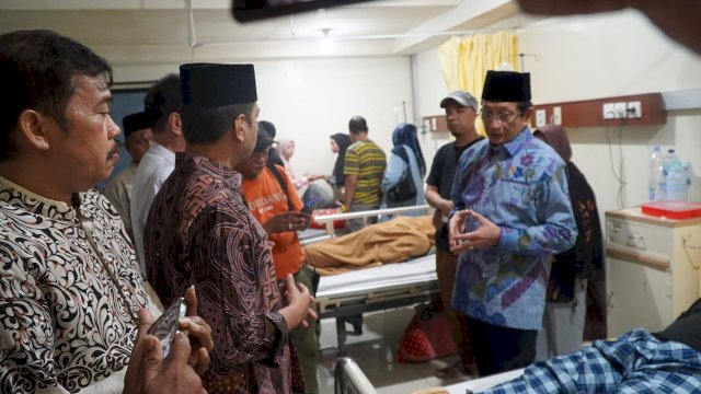 Menag bersama Rektor UIN Alauddin, menjenguk korban DPRD Makassar. Dok. Humas UIN