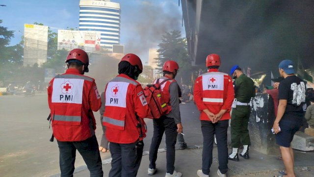Relawan PMI Makassar di tengah aksi, Senin (1/9). 