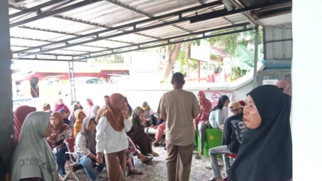 Tampak lahan parkir Puskesmas Tamalatea yang dijadikan sebagai ruang tunggu antrian pasien ||aswin@harian.news