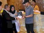 Rayakan HPN 2025, Anggiat Sinaga Bagi-bagi Souvenir untuk Pelanggan Claro Makassar