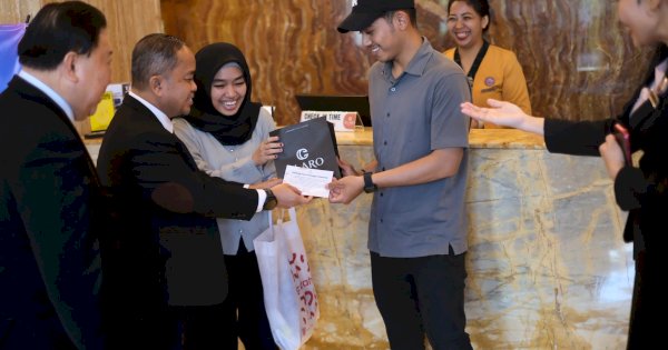 Rayakan HPN 2025, Anggiat Sinaga Bagi-bagi Souvenir untuk Pelanggan Claro Makassar