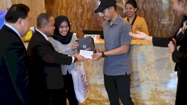 Rayakan HPN 2025, Anggiat Sinaga Bagi-bagi Souvenir untuk Pelanggan Claro Makassar