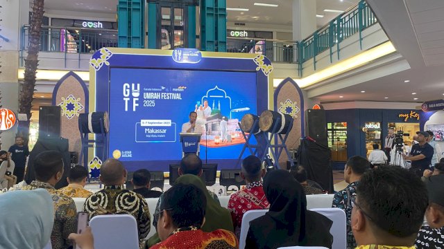 Gubernur Sulsel Andi Sudirman Sulaiman resmi membuka acara Garuda Indonesia Umrah Festival 2025 di Mal Ratu Indah Makassar. (Foto: Gita/HN)