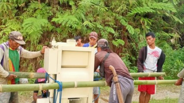 Mesin penggilingan padi di gotong kedesa Kebanga ||handover 