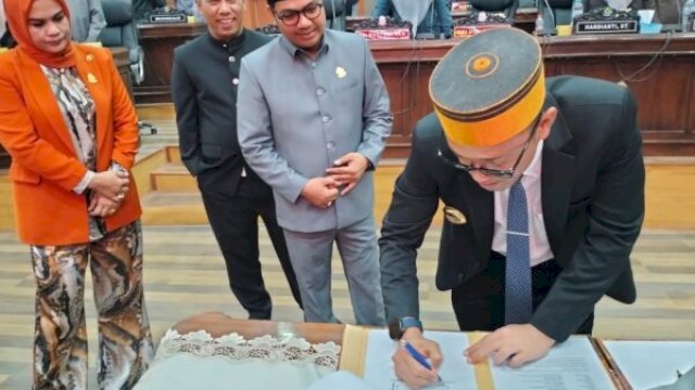 Penandatanganan Nota Kesepakatan KUPA dan PPAS-P 2025 oleh Ketua DPRD dan Bupati Jeneponto ||ist