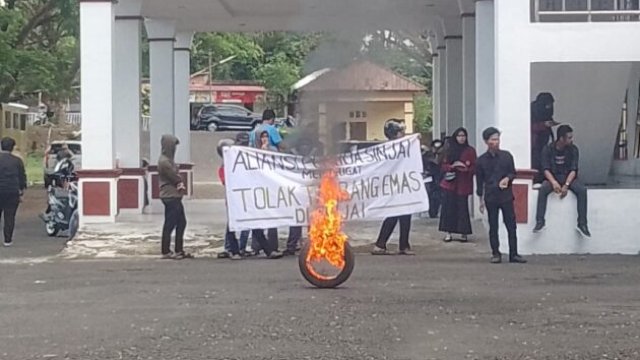 Pemuda Sinjai menggelar aksi damai di depan kantor Bupati Sinjai, menuntut penolakan tambang emas ||irman@harian.news 