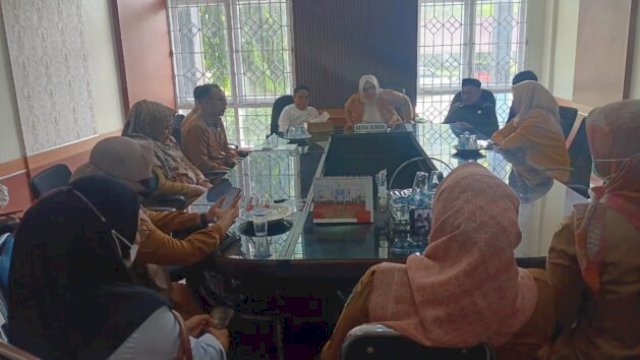 Rapat dengar pendapat di ruang Komisi I DPRD Luwu Utara, dengan puluhan Tenaga Medis (Nakes) dan anggota DPRD ||hamsul@harian.news 