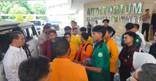 Mentan Amran Dengar Aspirasi Mahasiswa dan Beri Solusi Cepat di Lobi Kementan