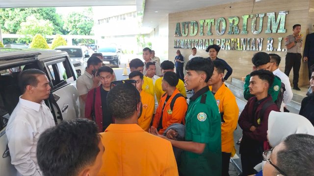 Mentan Amran Dengar Aspirasi Mahasiswa dan Beri Solusi Cepat di Lobi Kementan