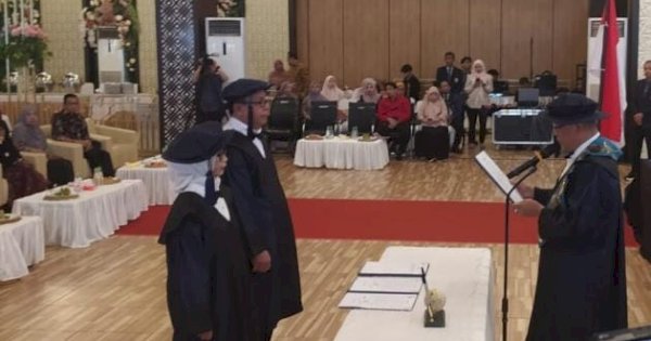 Prof. Asdar dan Prof. Yulia A. Hasan Resmi Sandang Gelar Guru Besar Unibos
