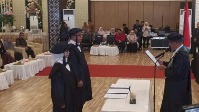 Prof. Asdar dan Prof. Yulia A. Hasan Resmi Sandang Gelar Guru Besar Unibos