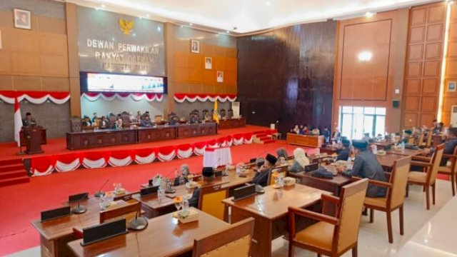Suasana ruang sidang paripurna DPRD Sinjai dengan sedikitnya anggota dewan yang hadir ||irman@harian.news 