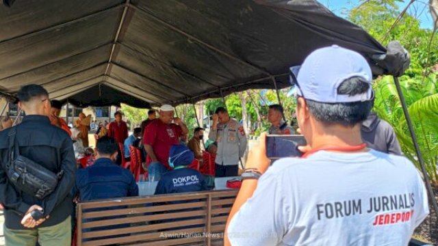 Kapolres Jeneponto AKBP Widi Setiawan saat mengunjungi tenda ||aswin@harian.news 