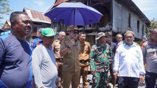 Bupati Jeneponto Paris Yasir saat mengunjungi lokasi kebakaran di dusun Junggea (Dok: Humas Kominfo Jeneponto)