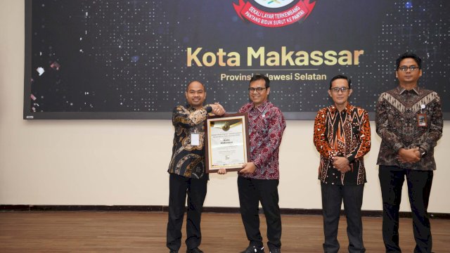Kadis Kominfo Makassar menerima piagam penghargaan, Kamis (18/9). Dok. HMS
