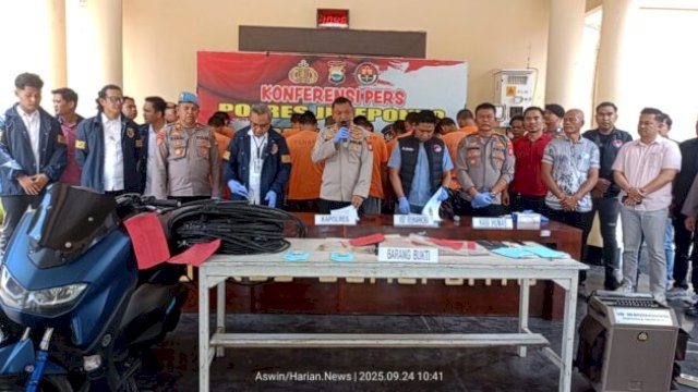 : AKBP Widhi Setiawan saat memimpin konferensi pers di dampingi AKP Syahrul Rajabia Kasat Reskrim, dan AKP Andi Imran Kasat Narkoba di halaman mako polres Jeneponto ||aswin@harian.news 