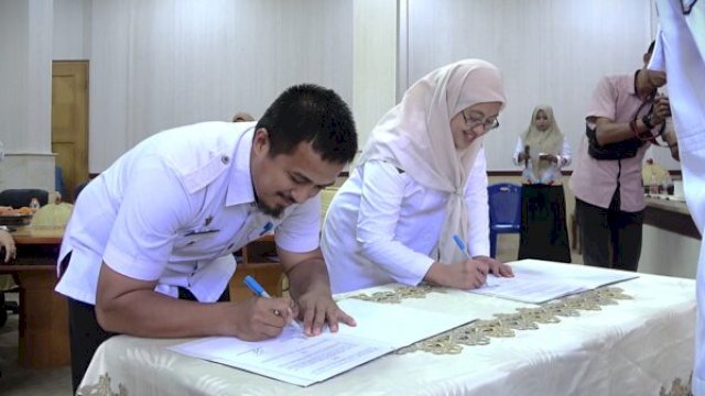 Penandatanganan Perjanjian Kerja Sama antara Kepala Disdukcapil Pangkep dan pimpinan OPD, disaksikan oleh Wakil Bupati Pangkep ||ist