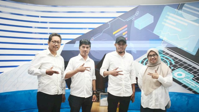 Humas UIT, Beddu Lahi (dari kiri), dan alumni Komunikasi FISIP UIT, Hamka, Hasanuddin, Fathiyah masuk pengurus ISKI Sulsel. 