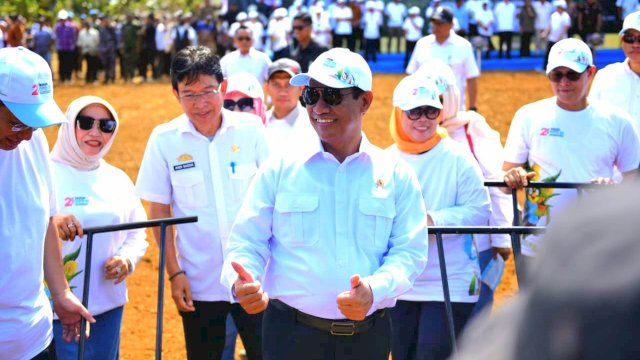 Tanam Jagung Serentak Bersama DPD RI di Pangkep, Mentan Amran Dorong Lompatan Produksi Pangan