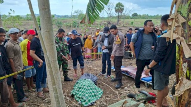 Anggota Polsek Bangkala saat melakukan olah TKP di tempat penemuan mayat ||Ist_aswin@harian.news 