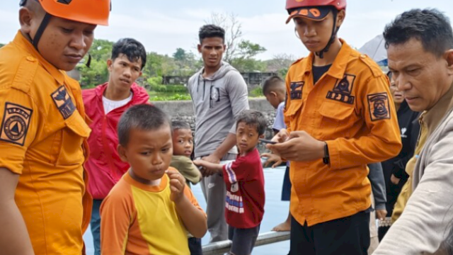 BPBD Makassar saat lakukan evakuasi balita hilang di Kecamatan Mariso. (Foto: ist)