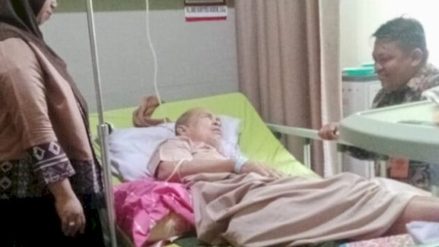 Kadis Sinjai Ir. A. Sarifuddin saat menjenguk mantan gurunya di ruang perawatan RSUD Sinjai ||irman@harian.news