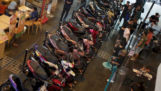Ajang modifikasi motor CustoMAXI 2025 di Mal Ratu Indah (MaRI) Makassar. (Foto: SJAM)