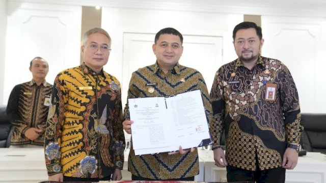 Wali Kota Makassar, Munafri Arifuddin menandatangani Perjanjian Kerja Sama (PKS) Tripartit tentang optimalisasi pemungutan pajak pusat dan pajak daerah.