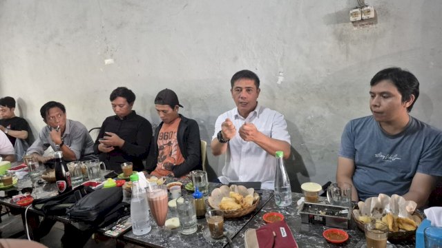 Anggota DPR RI, Syamsu Rizal MI (putih) bersama jurnalis di Makassar, Sabtu (4/10). HN