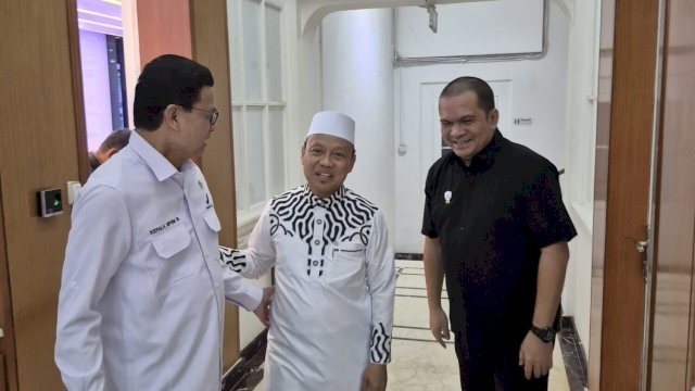 Kepala BPOM RI, Taruna Ikrar menyambut Ustad Das'at Latief usai dari ruangan BPOM Command Center dalam kunjungan silaturahminya. 