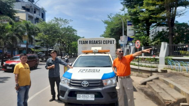 PD Parkir melarang aktivitas parkir di depan Pelabuhan Makassar. 