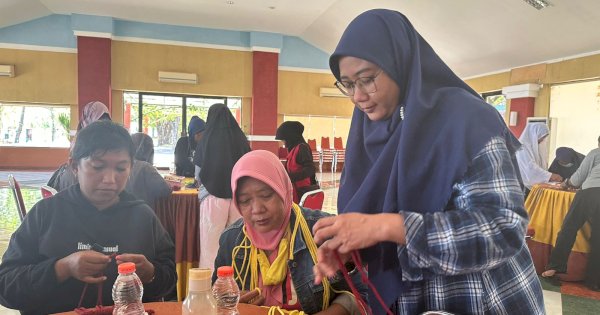 GMTD Bina IRT Tanjung Bunga, Rajut Benang Wol Jadi Karya Bernilai Jual