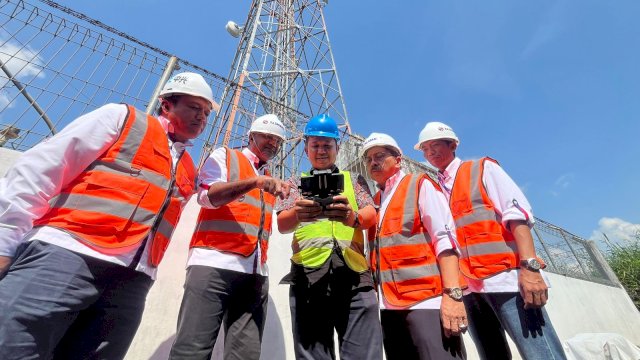 Direktur & Chief Regulatory Officer XLSMART, Merza Fachys, Direktur & Chief Strategy & Home Business Officer XLSMART, Feiruz Ikhwan, Presiden Direktur & CEO XLSMART, Rajeev Sethi, Direktur & Chief People Officer XLSMART, Jeremiah Ratadhi, dan Direktur & Chief Technology Officer XLSMART, Shurish Subbramaniam pada kunjungan ke Banjarmasin, Kalimantan Selatan, Rabu (8/10). Hingga saat ini, layanan XLSMART telah dirasakan di seluruh provinsi di Kalimantan, melayani sekitar 3 juta pelanggan, dan ditopang oleh lebih 11.400 BTS, termasuk lebih dari 4.200 BTS di Kalimantan Selatan, dengan keseluruhan BTS mayoritas merupakan BTS 4G. (Foto: dok XL)