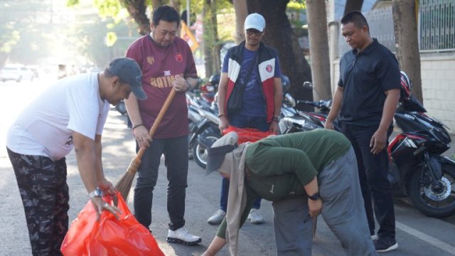 Kepala Badan Pendapatan Daerah Kota Makassar, pejabat struktural dan staf gotong royong bersama.