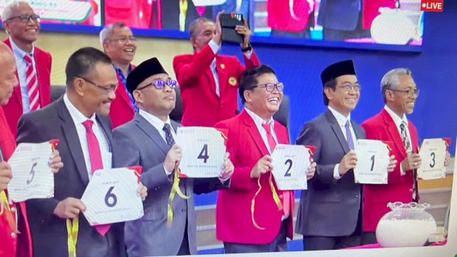 Calon rektor Unhas menunjukan nomor urut, Rabu (1/10). Dok. Unhas