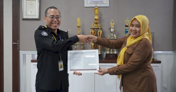 Dukung Transparansi Perpajakan, KP2KP Sidrap Serahkan Piagam Wajib Pajak kepada Pemkab