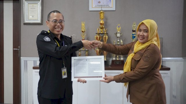 Dukung Transparansi Perpajakan, KP2KP Sidrap Serahkan Piagam Wajib Pajak kepada Pemkab