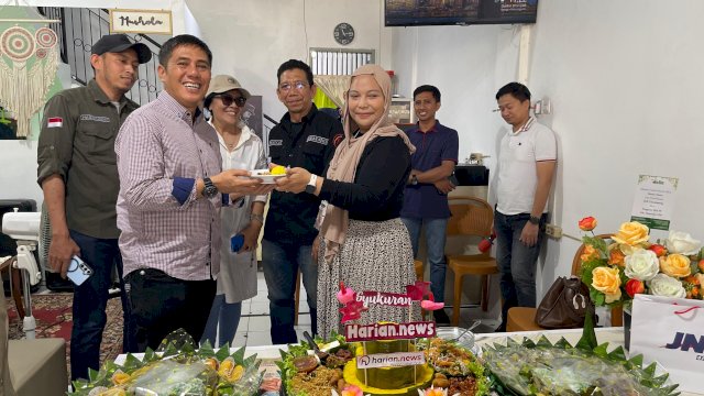 Suasana Akrab Iringi Peresmian Agen JNE Talasalapang dan Kantor Baru Harian.News