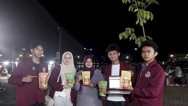 Mahasiswa UC Makassar melakukan pelatihan keuangan. Ist