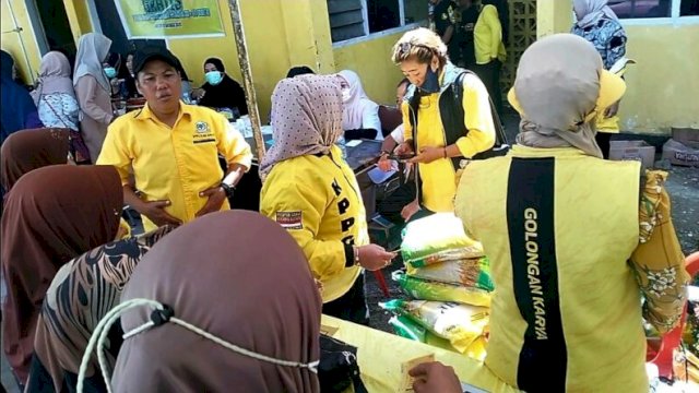Pasar murah dan pengobatan gratis digelar DPD II Golkar Sinjai dalam rangka HUT ke-61 ||irman@harian.news 