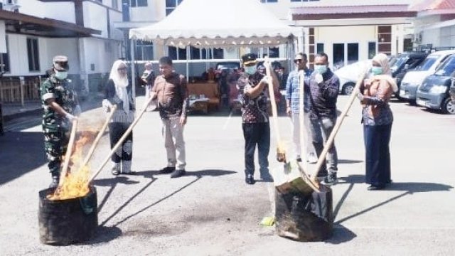 Proses pemusnahan barang bukti di Kejari Sinjai tanpa melibatkan media ||Ist_irman@harian.news 