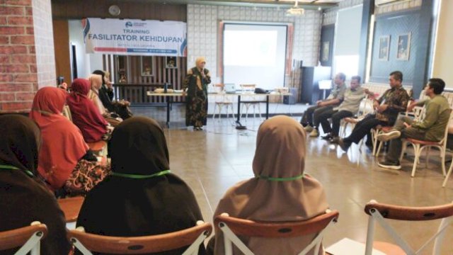 Peserta Training Fasilitator Kehidupan Angkatan III mengikuti sesi pelatihan dengan antusias, di ruang kelas yang dipenuhi dengan materi pendidikan ||doc_jalaninbulukumba
