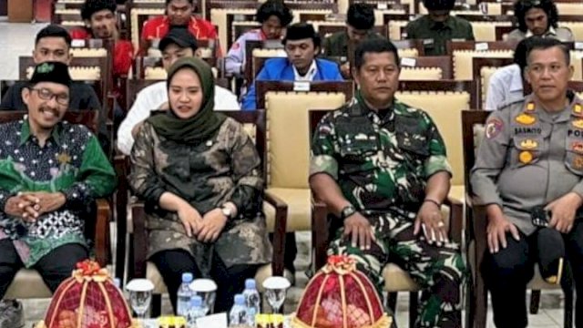 (Andi Oliv, kedua dari kiri, saat menghadiri pelantikan PMII Sinjai) ||irman@harian.news 