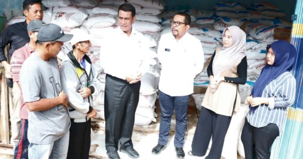 Amran dan KSP Qodari Sidak Kios Pupuk, Petani Tersenyum Harga Pupuk Turun