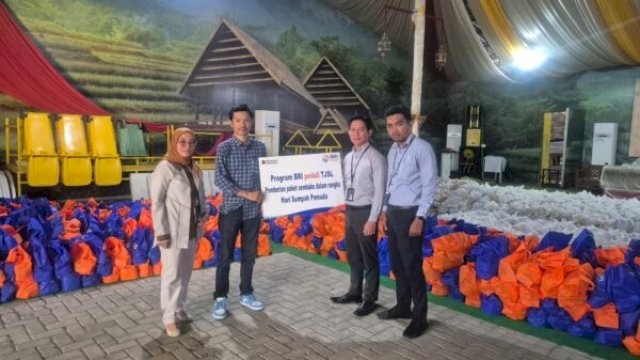 Penyerahan paket sembako oleh tim BRI kepada warga yang membutuhkan ||doc_bricabsungguminasa