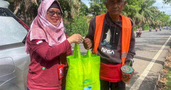 GMTD Salurkan Puluhan Paket Sembako untuk Warga Tanjung Bunga Makassar