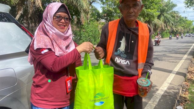 GMTD Salurkan Puluhan Paket Sembako untuk Warga Tanjung Bunga Makassar