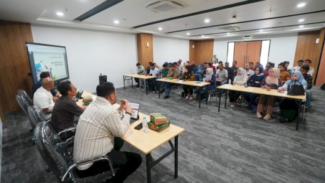 Kepala Badan Pendapatan Daerah Kota Makassar, Andi Asminullah hadir sebagai narasumber.